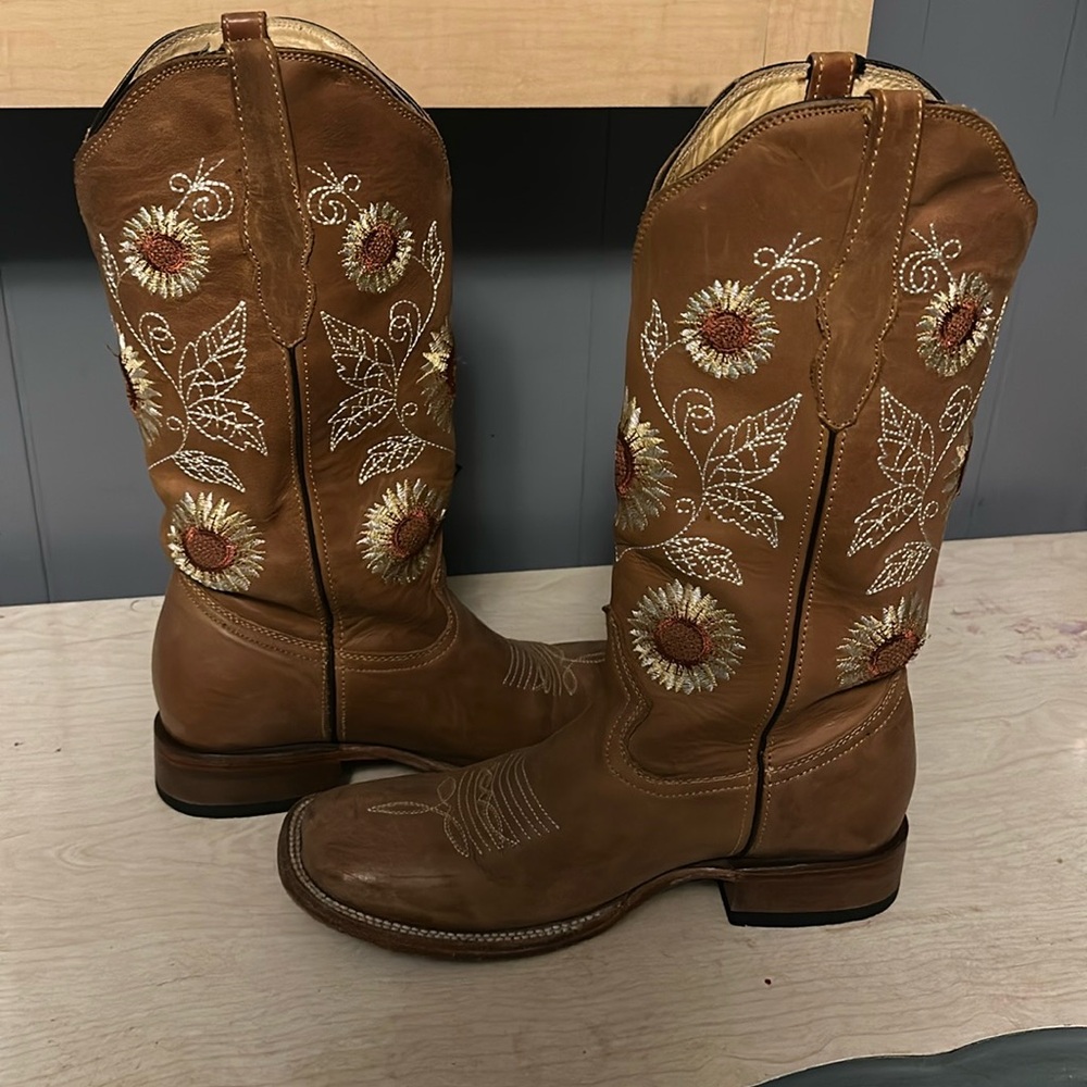 Quincy sunflower boots